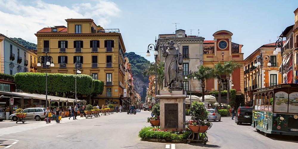 What to do in Sorrento like a local. Getting lost in the narrow streets of the historic center like a true Sorrento local